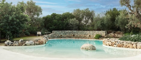 Seasonal outdoor pool, free pool cabanas, pool umbrellas