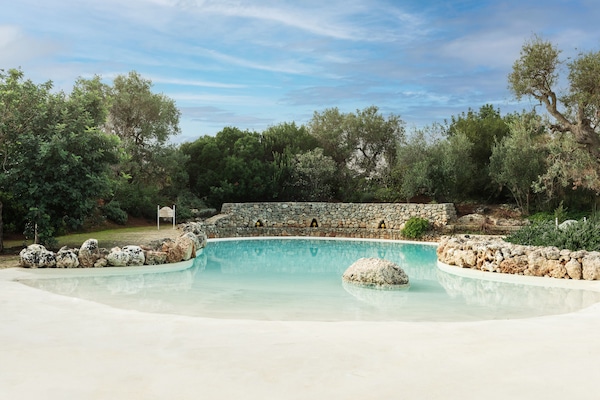 Seasonal outdoor pool, free cabanas, pool umbrellas