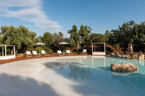 Piscina externa sazonal, barracas de cortesia, guarda-sóis