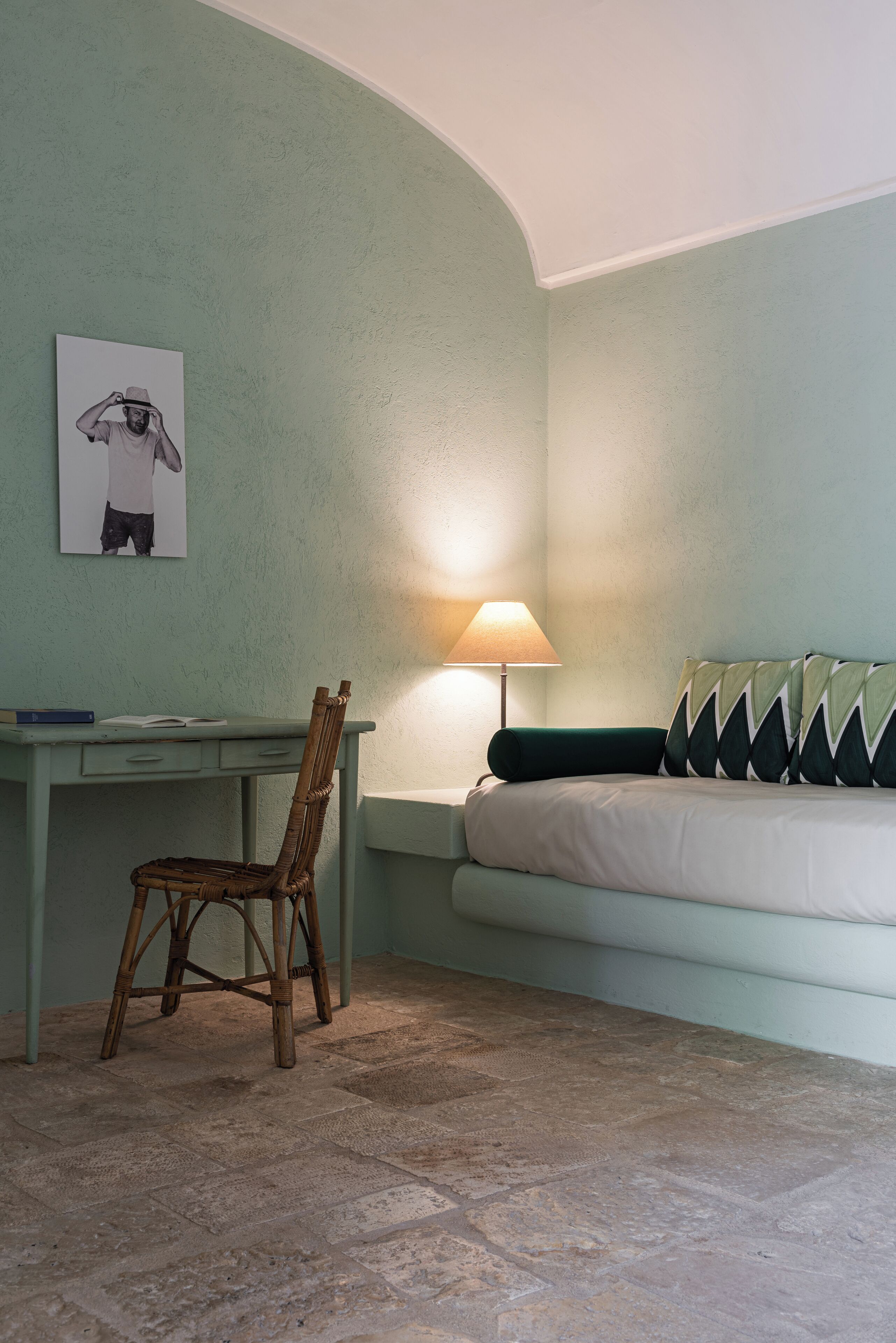 Une pièce comprenant un bureau, une chaise, une lampe et un lit.