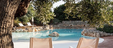 Seasonal outdoor pool, free pool cabanas, pool umbrellas