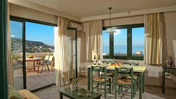 Family Apartment, 2 Bedrooms, Sea View (5 persons) | In-room dining