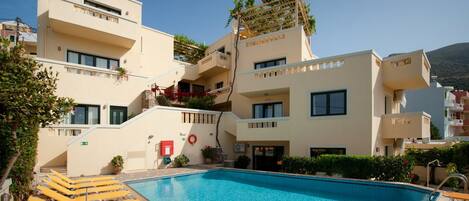 Piscine extérieure (ouverte en saison), parasols de plage