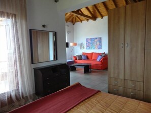 Suite, 1 Bedroom, Sea View | Living area