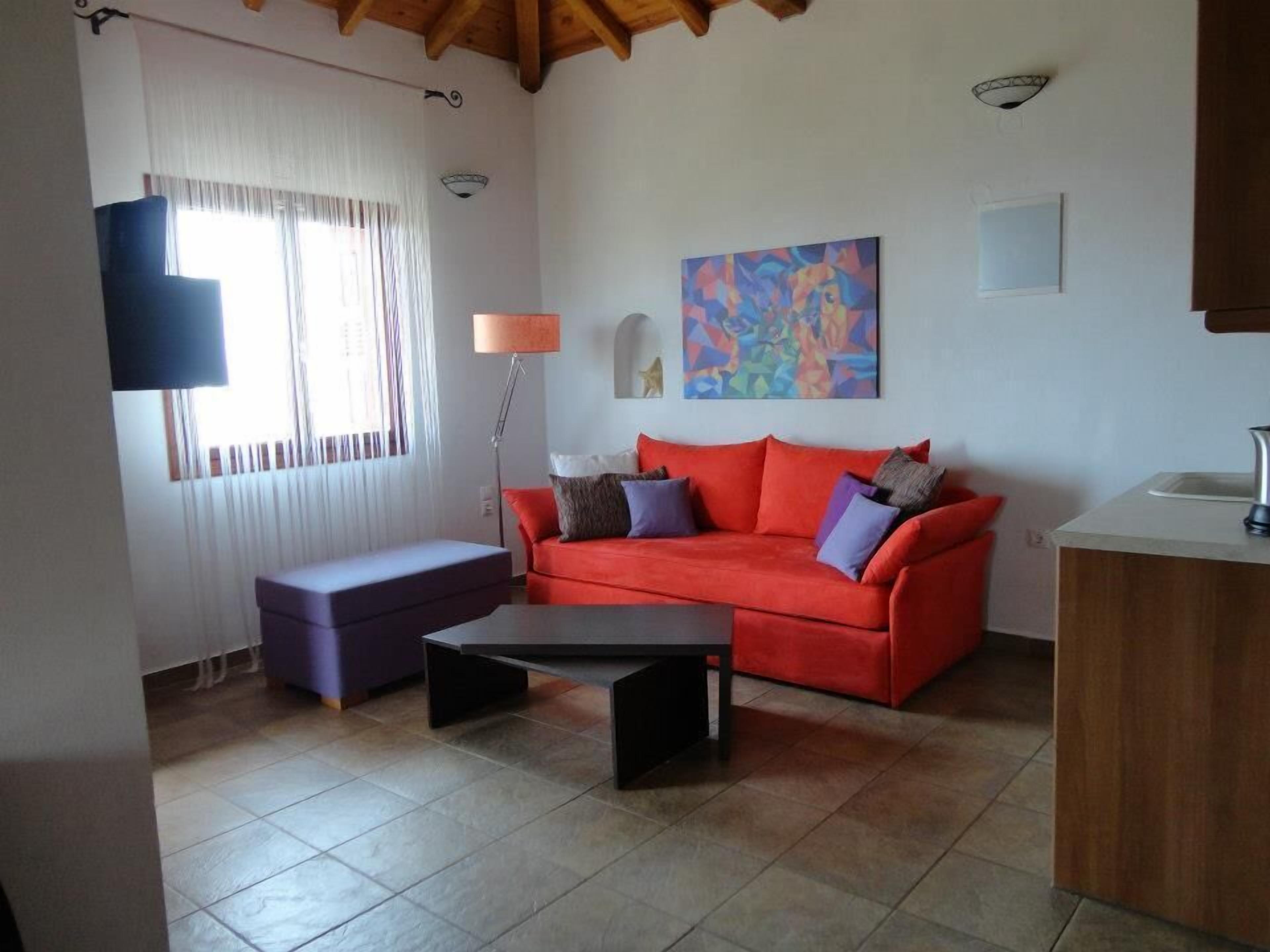 Suite, 1 soverom, sjøutsikt | Oppholdsrom | En 22-tommers LCD-TV med Parabol-TV samt TV og DVD-spiller