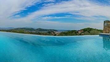 Outdoor pool, free cabanas, pool umbrellas