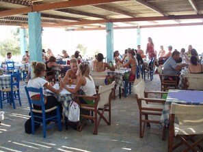 Aperto a colazione e pranzo, cucina greca, con vista sulla spiaggia 