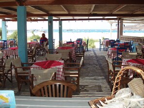 Aperto a colazione e pranzo, cucina greca, con vista sulla spiaggia 