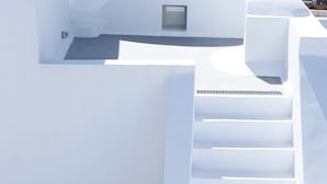 A white building with a staircase leading to a door. - Villa Fabrica Santorini (Santorini)