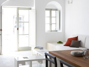 Villa (Canava) | Área de sala de estar | Televisión LED de 32 pulgadas con canales vía satélite y televisión 