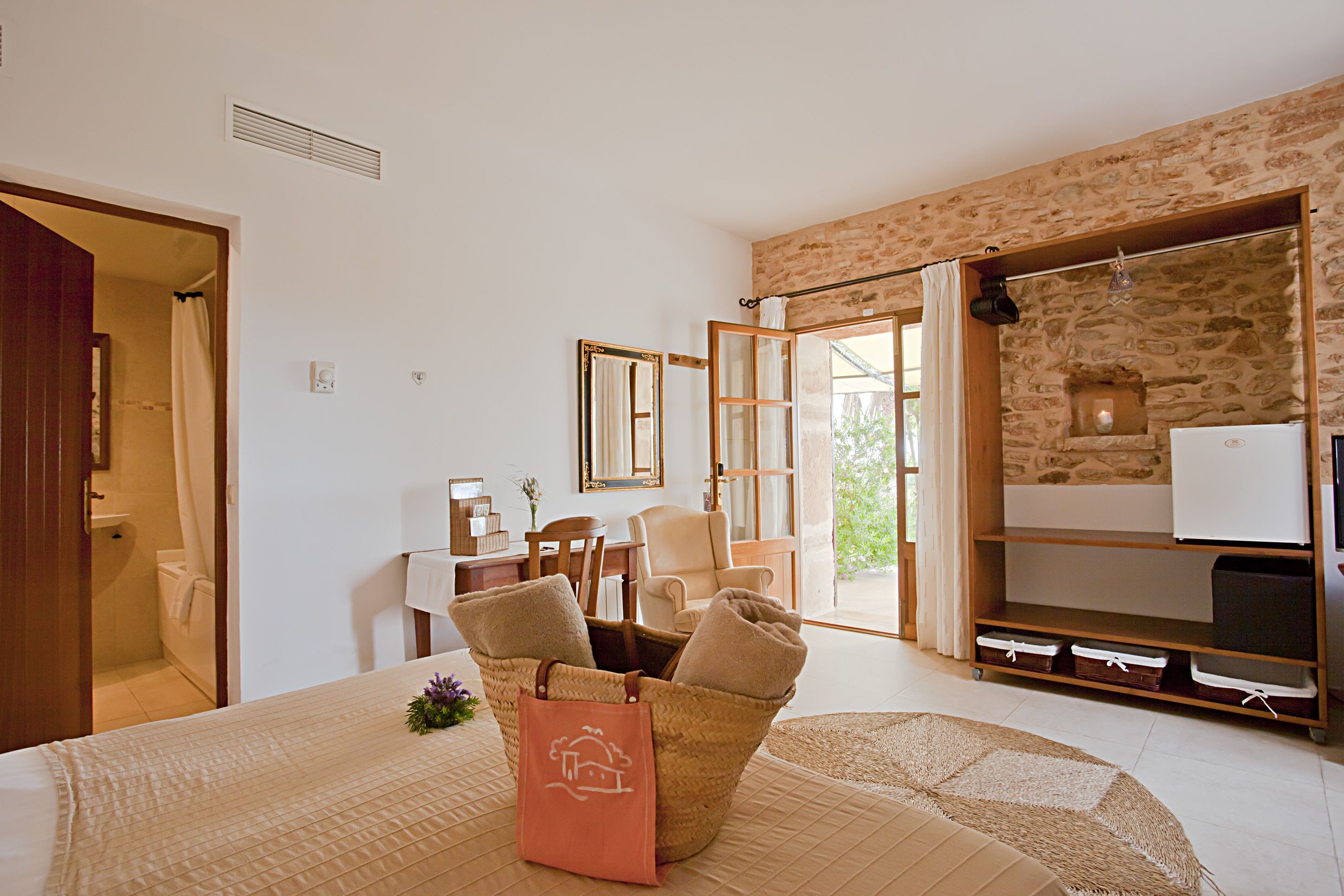 ベーシック ダブルルーム | 高級寝具、ミニバー、セーフティボックス (室内)、客室ごとに異なる装飾