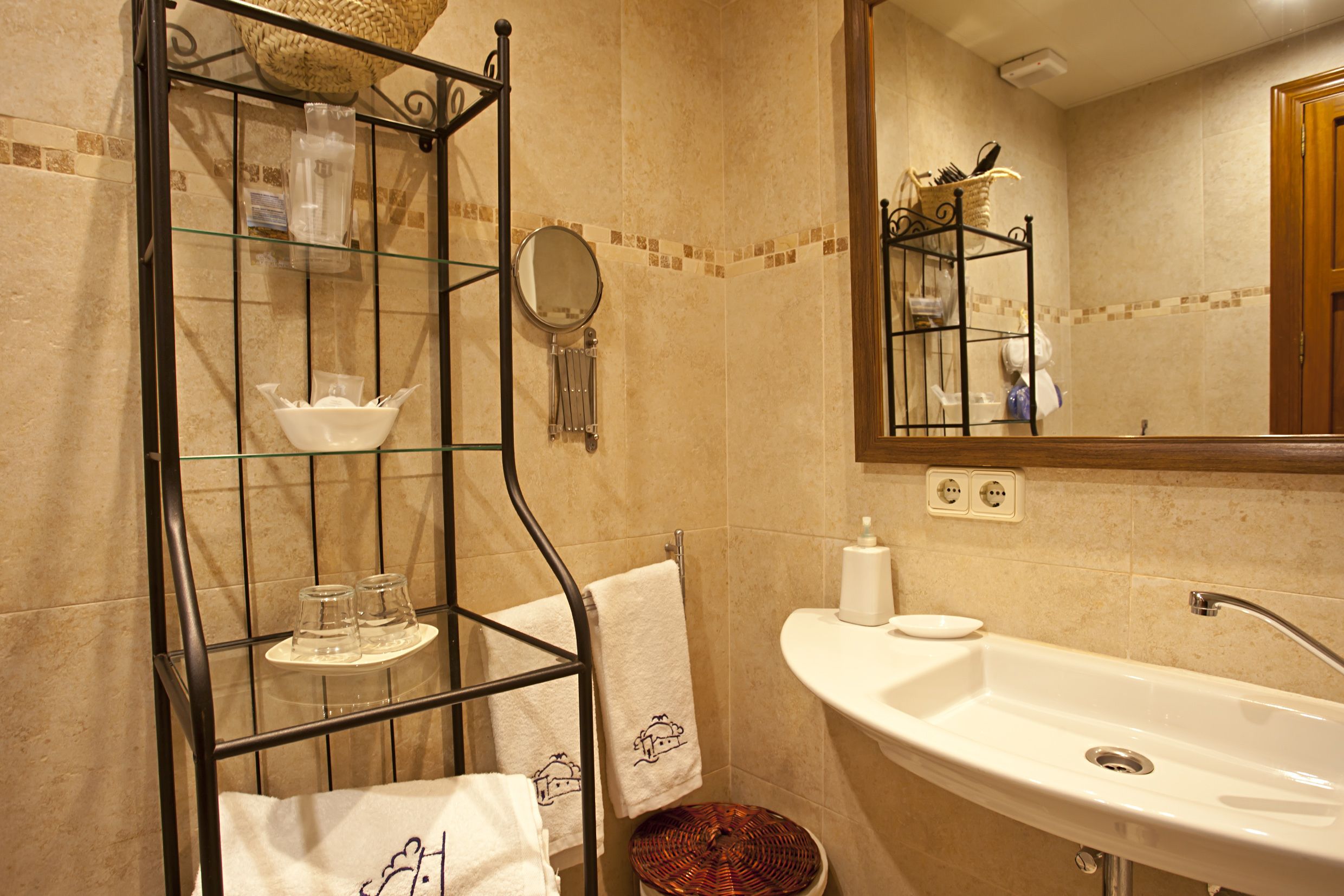 basic double room | bathroom | combined shower/bathtub, free toiletries, hair dryer, bathrobes