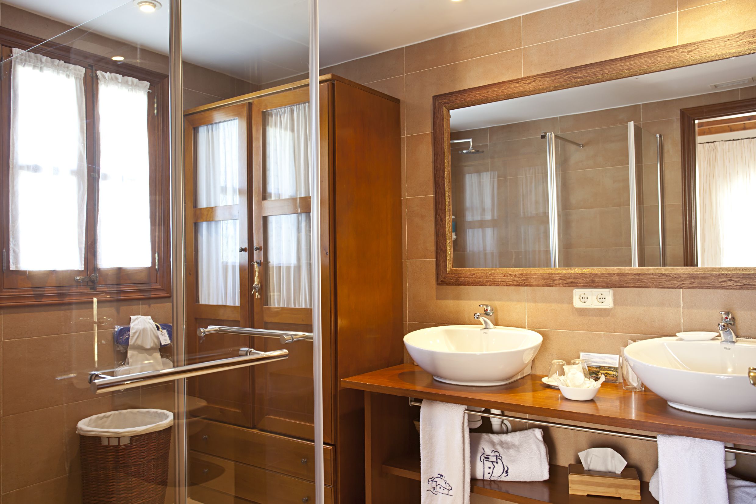 superior double room, terrace | bathroom | combined shower/bathtub, free toiletries, hair dryer, bathrobes