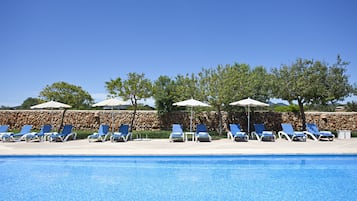 Piscina stagionale all'aperto, ombrelloni da piscina, lettini