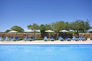 Seasonal outdoor pool, pool umbrellas, sun loungers - Agroturisme Na Martina (Santanyi)