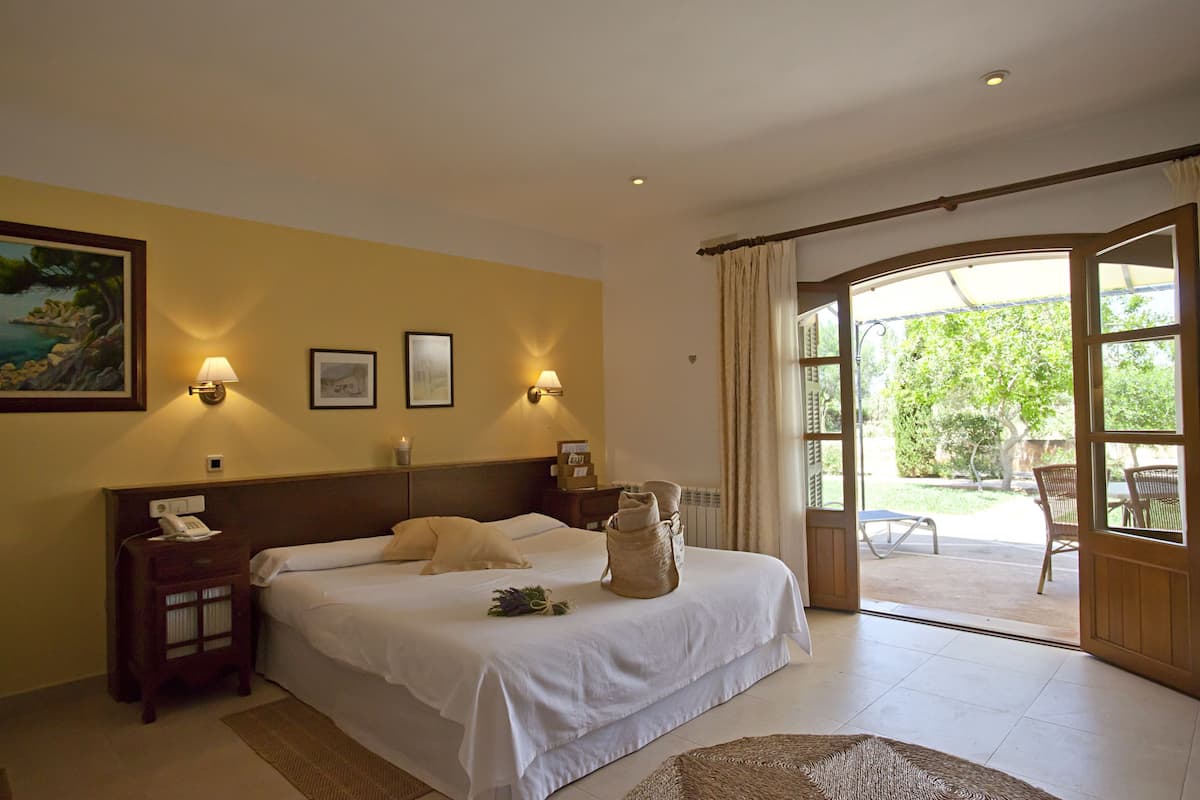 Double Room, 2 Single Beds, Terrace | Premium bedding, minibar, in-room safe, individually decorated