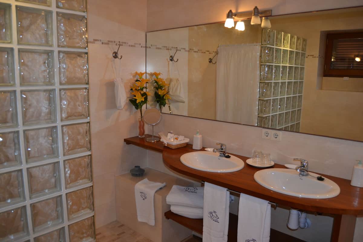 triple room (private terrace) | bathroom | combined shower/bathtub, free toiletries, hair dryer, bathrobes