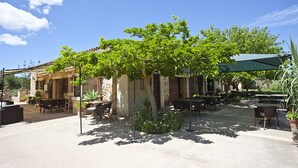 Tempat makan luar