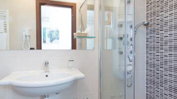 Doccia, set di cortesia gratuito, asciugacapelli, bidet