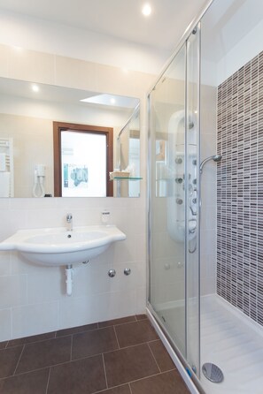 Dusche, kostenlose Toilettenartikel, Haartrockner, Bidet