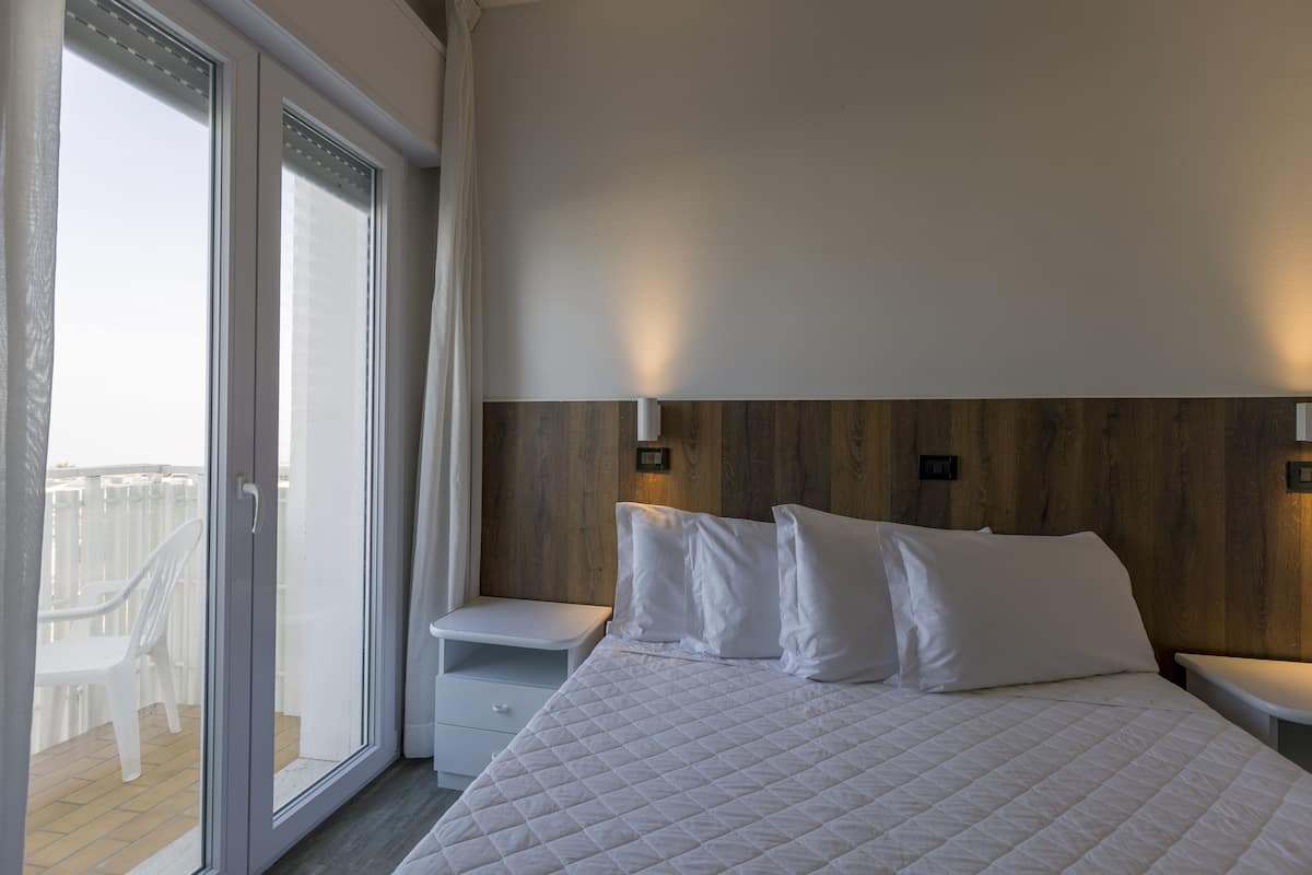 Chambre Double, vue mer | Minibar, coffres-forts dans les chambres, bureau, Wi-Fi gratuit