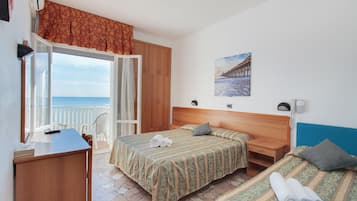 Chambre Triple, vue partielle sur la mer | Minibar, coffres-forts dans les chambres, bureau, Wi-Fi gratuit