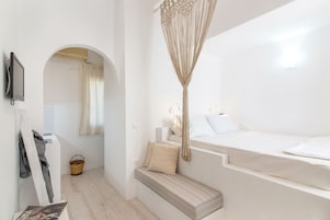 Ropa de cama de alta calidad y caja de seguridad en la habitación 