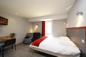 Premium bedding, blackout curtains, soundproofing, iron/ironing board - The Originals City, Hôtel Albizia,sarlat-la-canéda (Sarlat-la-Canéda)