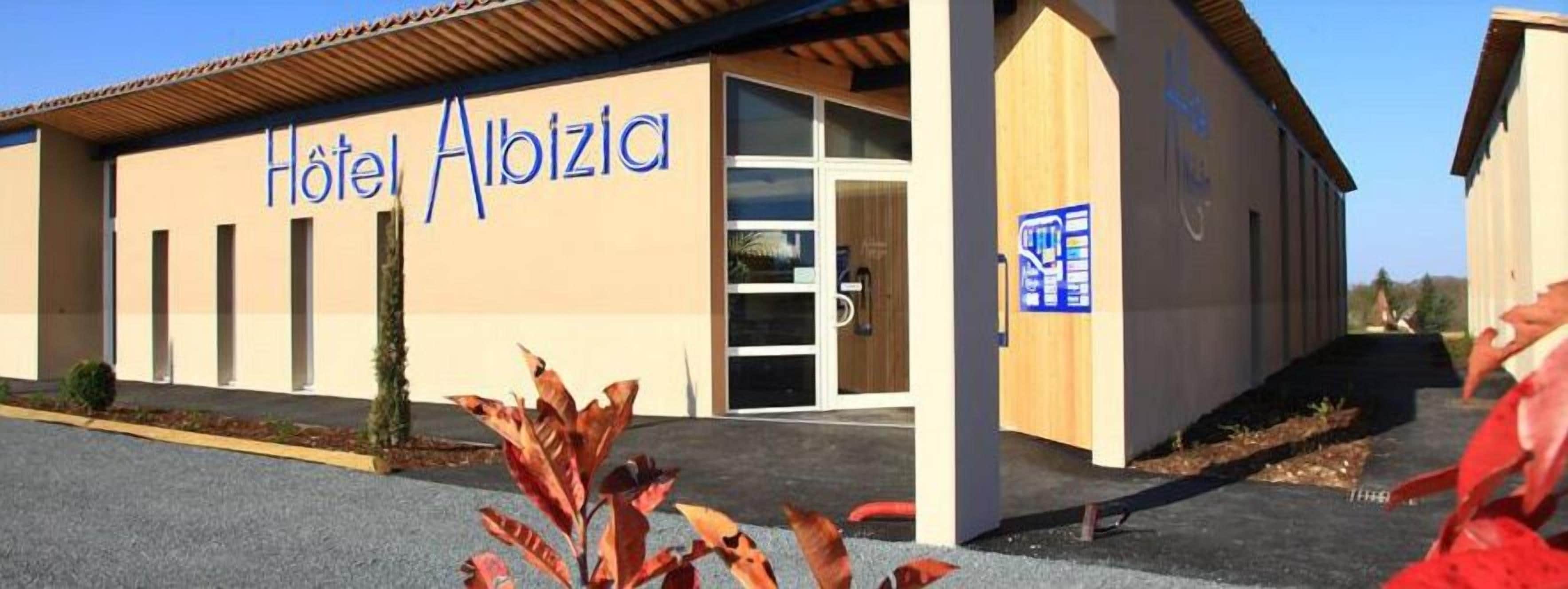 Un edificio con un cartello che riporta la scritta "Hotel Albizica".