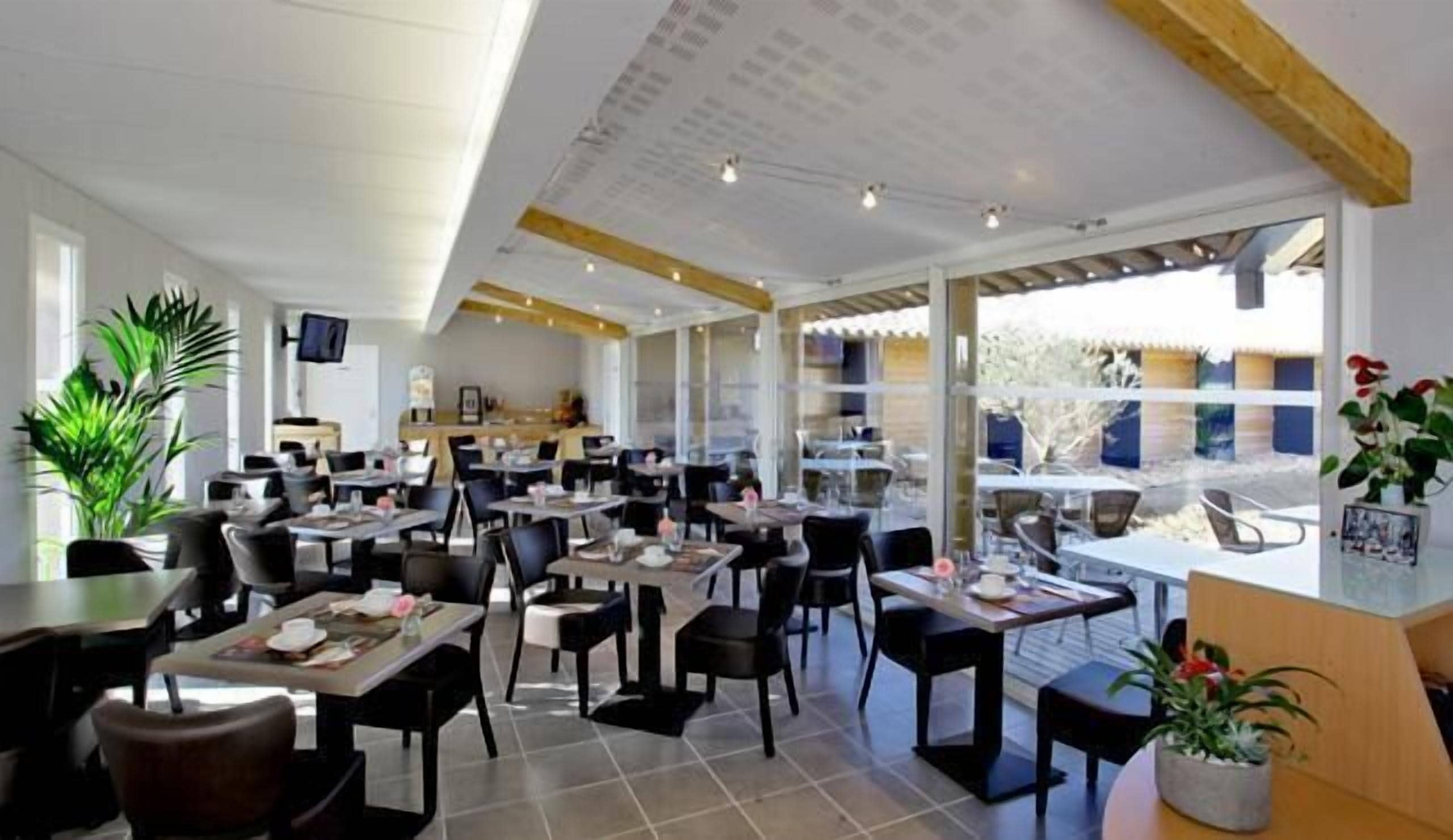 Café da manhã com buffet todos os dias (EUR 6.50 por pessoa) 