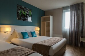 A hotel room with two beds, a wardrobe, a painting on the wall, and a window with curtains. - The Originals City, Hotel des Lys, Dreux (Dreux)