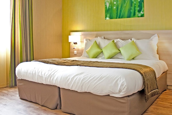 Soundproofing, cots/infant beds, free WiFi