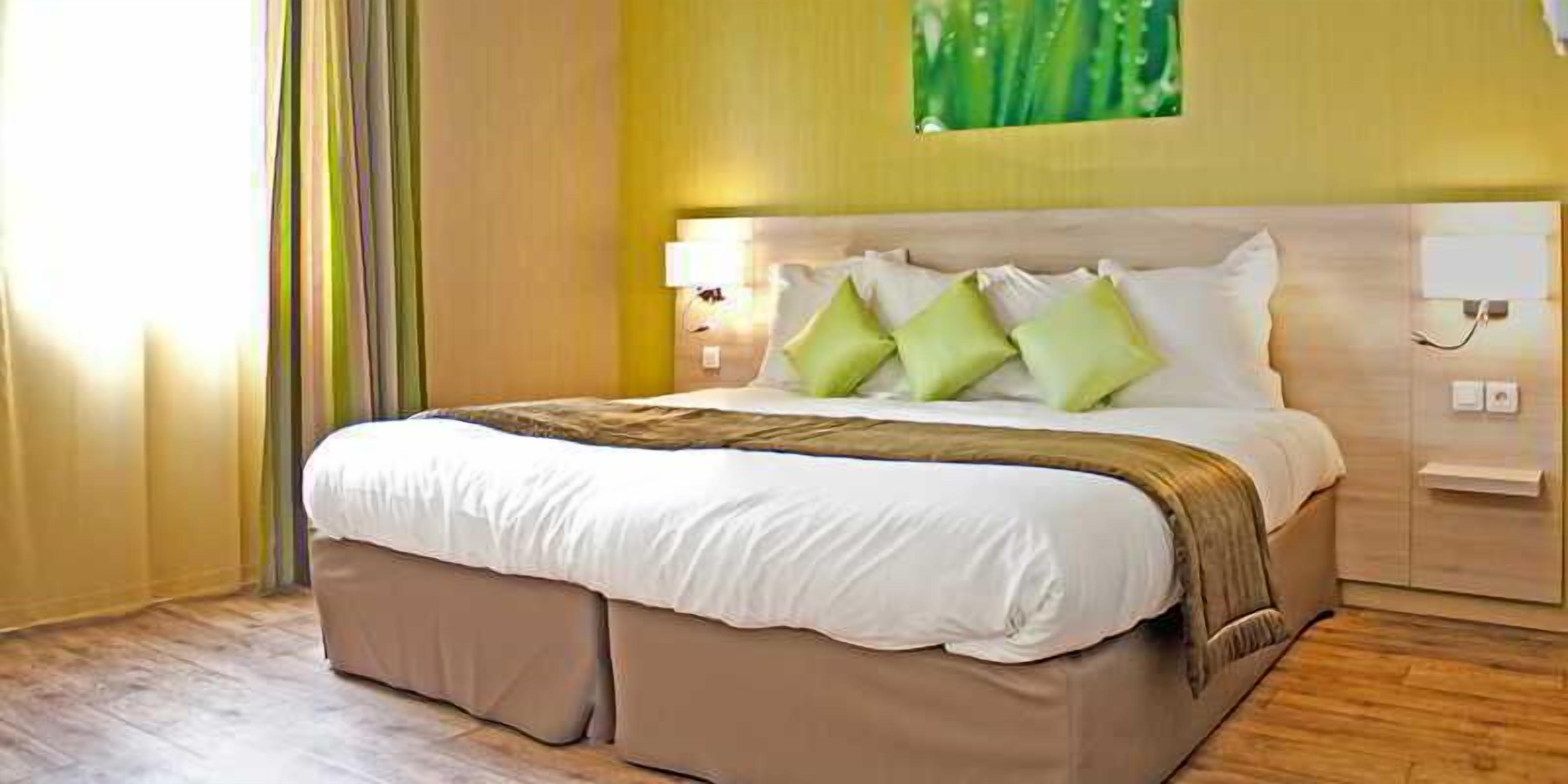 Soundproofing, cribs (surcharge), WiFi (free)