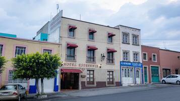 Vista frontal de la propiedad