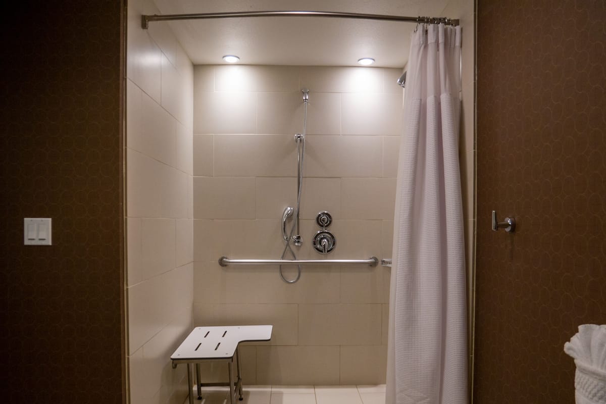 Estudio, 1 cama King size y sofá cama (Mobility/Hearing Access, Roll-In Shwr) | Baño | Secadora de cabello y toallas