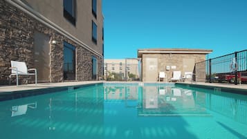 Una piscina al aire libre de temporada