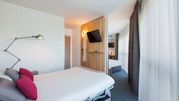 Standardzimmer, 1 Doppelbett und Schlafsofa | Schreibtisch, VerdunkelungsvorhÀnge, schallisolierte Zimmer