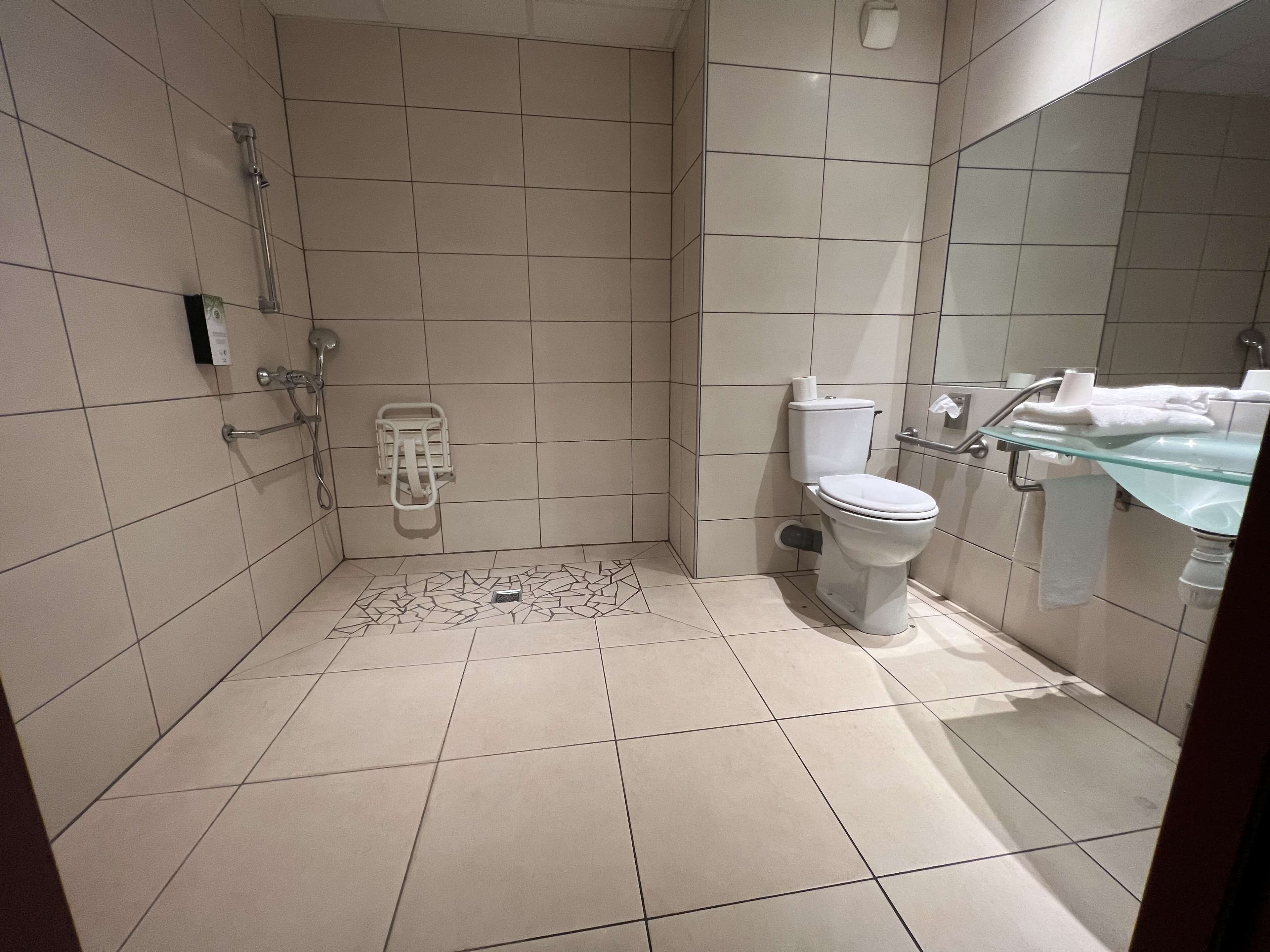 Un bagno moderno con toilette, lavabo e doccia.