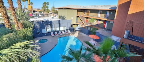 Alberca al aire libre y camastros