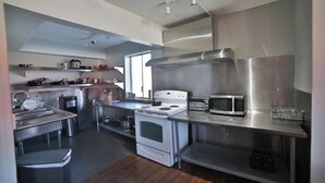 Een moderne keuken met roestvrijstalen apparatuur, een inbouwoven en een magnetron.