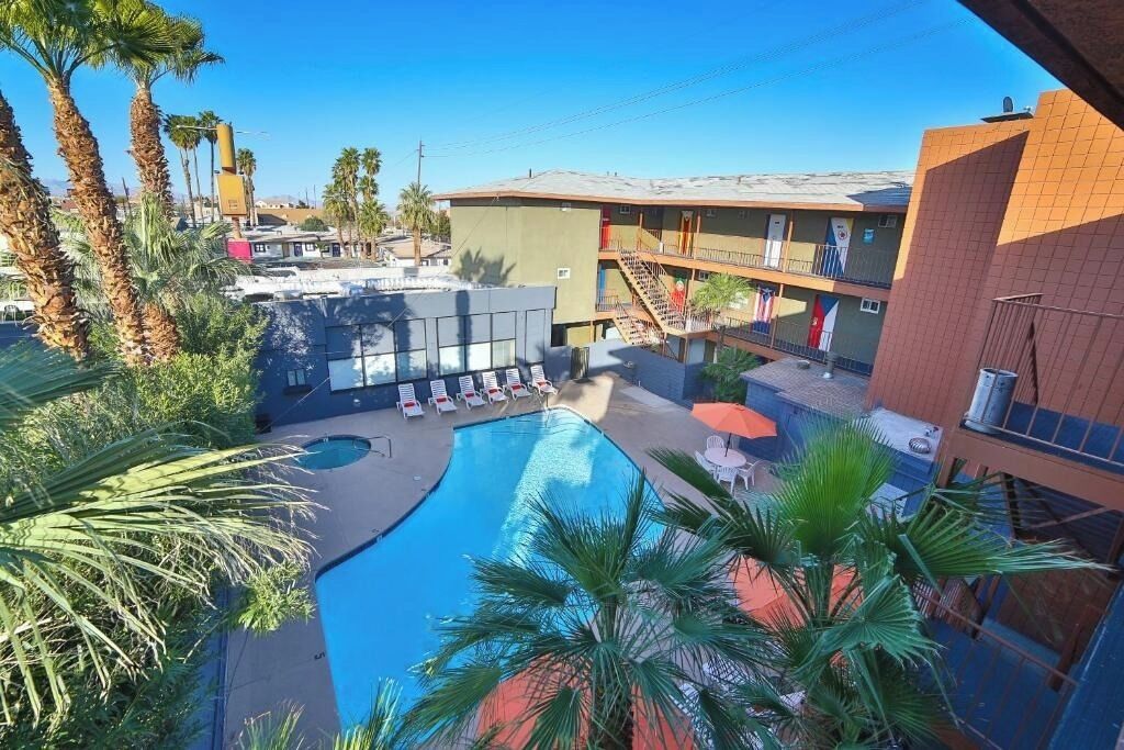 Outdoor pool, pool loungers