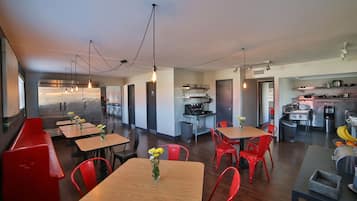 Petit déjeuner en libre-service compris tous les jours