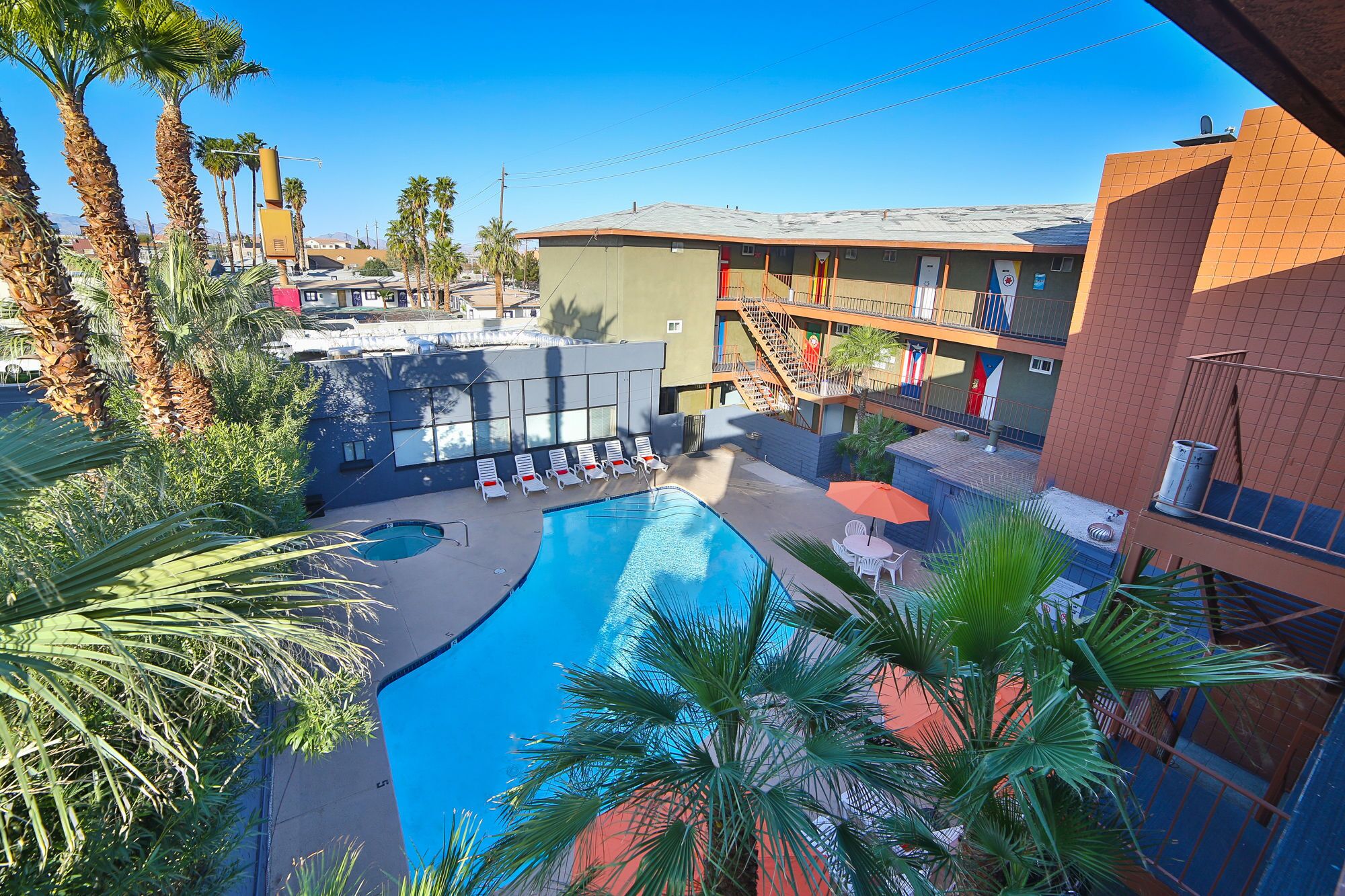 Piscine extérieure, chaises longues