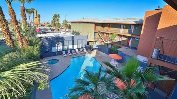 Piscine extérieure, chaises longues