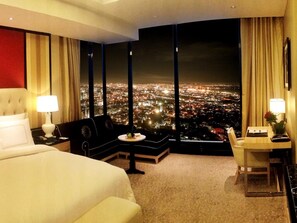 Corner Room | Egyptian cotton sheets, premium bedding, minibar, in-room safe