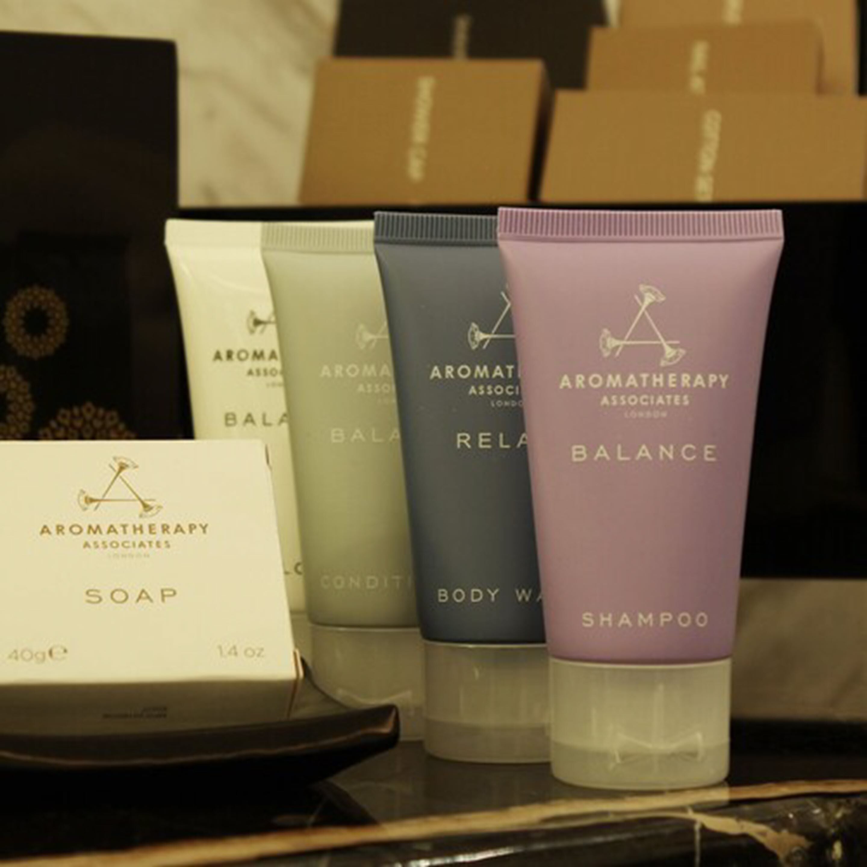 Exhibición de productos Aromatherapy Associates, que incluye jabón y champú.