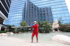 Kolam renang outdoor, dengan kursi berjemur