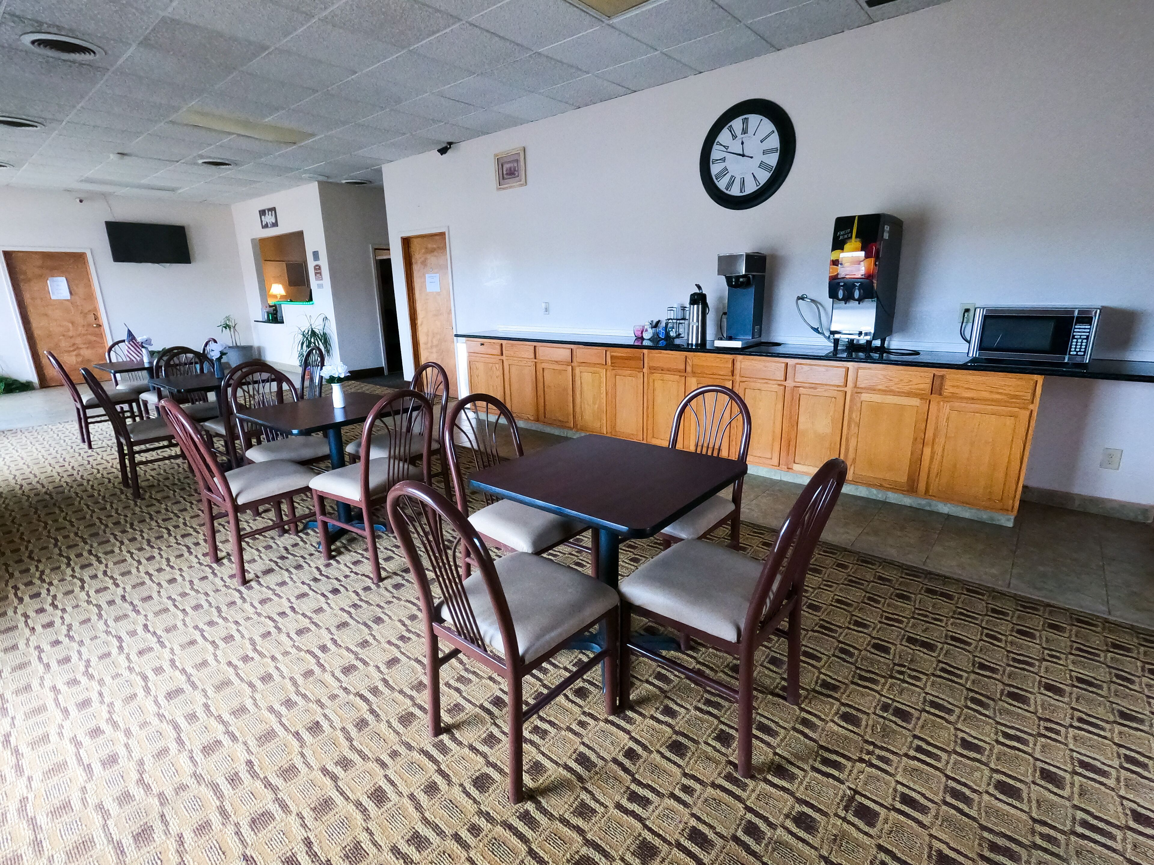 Double Queen | Living area | 40-inch LED TV with digital channels, TV