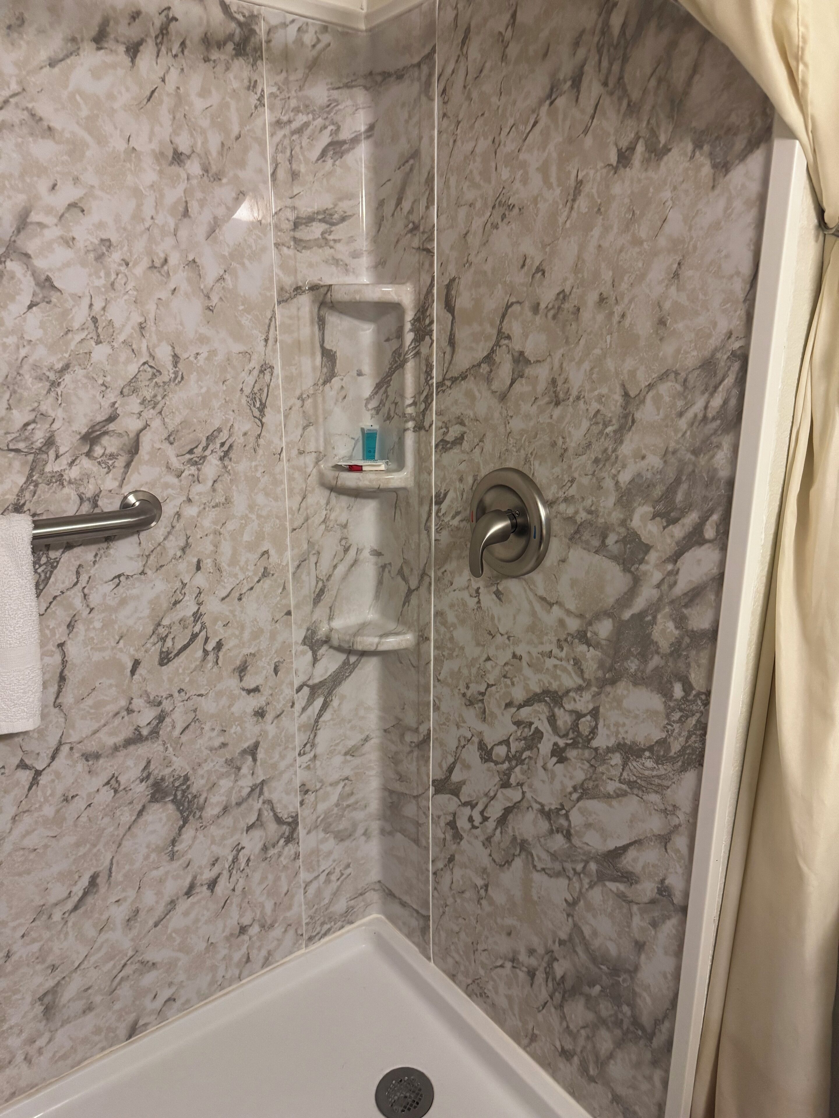 Combined shower/tub, hydromassage showerhead, free toiletries