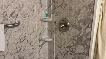 Combined shower/tub, hydromassage showerhead, free toiletries